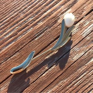 Vintage AVON "Graceful Tulip" White Flower Stick Pin